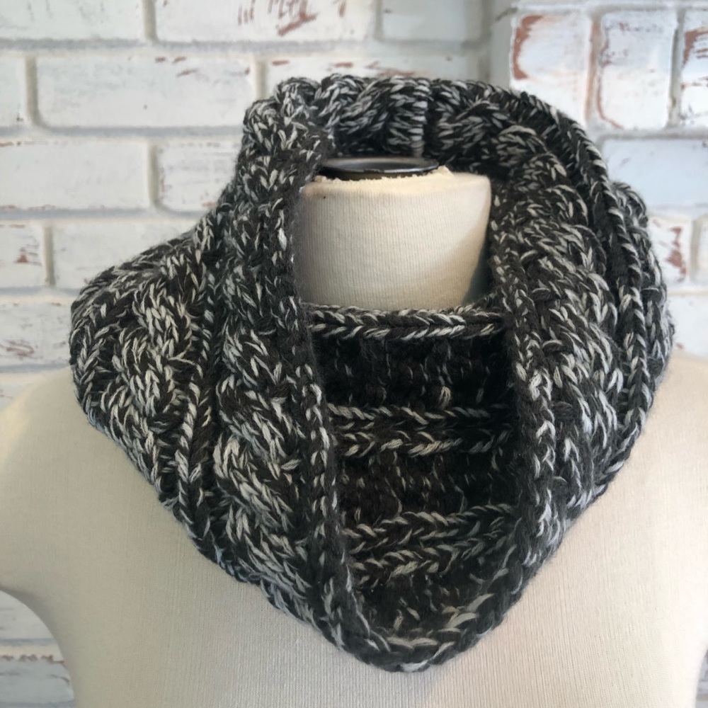 Knit Chunky Neck Warmer Black White